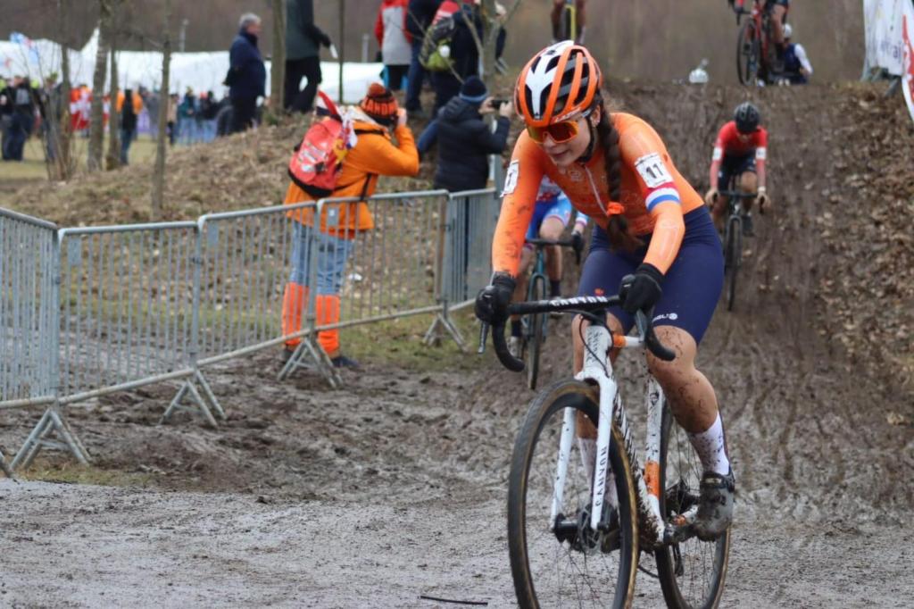 Noï Moes in actie op WK veldrijden in Tabor